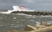 SCHEVENINGEN. Woeste, hoge golven slaan stuk op de havenhoofden in Scheveningen. beeld RD, Gerard ten Voorde