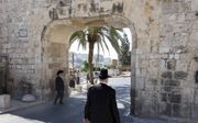 „Jeruzalem is voor God een kostbaar bezit”, aldus ds. J. P. Boiten. Foto: orthodoxe joden bij de Mestpoort in Jeruzalem, een van de acht poorten van de stad. beeld RD, Henk Visscher
