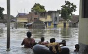 MALDA. Beeld van de recente overstromingen in Zuid-Oost-Azië, hier in Malda, India. „Duizenden mensen zijn dakloos geworden en gewond. Het breekt mijn hart.” beeld AFP, Diptendu Dutta
