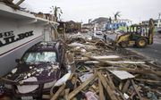 Hulptroepen maken op het zwaargehavende eiland Sint Maarten een begin met het ruimen van de rommel na de verwoestende orkaan Irma. beeld ANP, Vincent Jannink