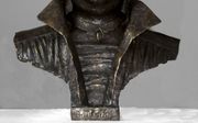 Kunstenares Bea Rozendaal uit Doornspijk maakte een levensgroot bronzen borstbeeld van Maarten Luther. beeld De Klimroos