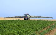 Een boer sproeit insecticides over zijn aardappelplanten in de Israëlische Negevwoestijn. De ontwikkeling van de woestijn is voor de Israëlische autoriteiten een belangrijke uitdaging. beeld Science Photo Library