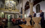 In een overvolle Pelgrimvaderskerk in Rotterdam had gisteravond de eerste editie van het Pelgrim Podium plaats. Hierbij ging burgemeester Aboutaleb (l.), moslim, onder leiding van EO-presentator Tijs van den Brink in debat met Boris van der Ham (r.), die 