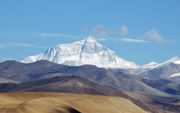De Mount Everest gezien vanuit het dorp Tingri op de Tibetaanse hoogvlakte, 4050 meter boven de zeespiegel.  beeld Wikimedia, Joe Hastings