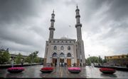 De Essalammoskee in Rotterdam (foto) wordt bezocht door moslims van vele verschillende nationaliteiten. Imam Karrat wijst er in zijn laatste preek voor de vakantie op dat een moslim zich ook in zijn vrije tijd als zodanig behoort te gedragen, bijvoorbeeld