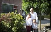 Mohammad Maksouma met zijn dochters Mais en Reem in de tuin van hun rijtjeswoning in Kootwijkerbroek. Zijn vrouw wilde niet op de foto. Op de achtergrond zijn schoonmoeder. beeld RD, Henk Visscher
