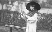 Mata Hari op de renbaan. Ze droeg altijd dure kleding en sieraden en was uit op veel geld. beeld collectie Fries Museum