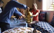 Marijke van Tilburg bezoekt in 2014 een familie in Marokko. De aardijkskundedocent van het Rotterdamse Wartburg College regelt dat haar leerlingen een keer kunnen eten bij gezinnen met een andere cultuur. beeld RD