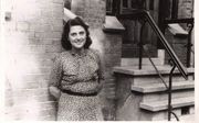 Alice Cohn kort na de bevrijding in 1945 voor haar onderduikadres, waar ze tal van vervalste persoonsbewijzen vervaardigde. beeld fam. Bermann