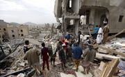 Op 24 augustus treft een Saudische luchtaanval een woonwijk in de Jemenitische hoofdstad Sanaa. Een flat stort in en vijftien burgers komen om. beeld Mohammed Huwais