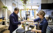 Premier Rutte is een man van vaste gewoonten. Ook voor een groot Kamerdebat haalt hij ergens in de stad gewoon zijn cappuccino. beeld ANP