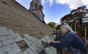 De Dorpskerk in Maarsbergen krijgt nieuwe leien. beeld William Hoogteyling