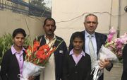 De echtgenoot en beide dochters van de Pakistaanse christin Asia Bibi. Rechts Europarlementariër Van Dalen. beeld Maarten van de Fliert