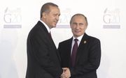 Erdogan en Poetin in 2015.  beeld EPA, Sergey Guneyev