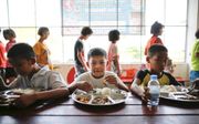 „De populariteit van vrijwilligerswerk in weeshuizen in ontwikkelingslanden heeft een perverse ontwikkeling op gang gebracht: weeshuizen die speciaal geopend worden om westerse vrijwilligers een goed gevoel te geven.” Foto: kinderen in een weeshuis in Tha