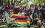 Zimbabwanen eisten dinsdag nog het vertrek van Mugabe. Een paar uur later stapte de president op. beeld AFP, Mujahid Safodien