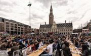 Sinds 2000 kent de universiteitsstad Leuven een nieuwe traditie: iedere drie jaar verzamelen zich duizenden studenten op het plein voor de universiteitsbibliotheek, om onder begeleiding van de 63 klokken in de bibliotheektoren liederen te zingen. Om het g