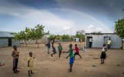 Kinderen spelen in het vluchtelingenkamp Pagirinya. In het kamp verblijven 23.000 vluchtelingen uit Zuid-Sudan.  beeld Cees van der Wal