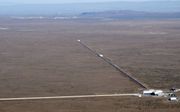 De LIGO-meetinstrumenten in Hanford en Livingston (foto) maakten voor het eerst minuscule zwaartekrachtgolven meetbaar. Beide instrumenten bestaan uit twee kaarsrechte, haaks op elkaar staande betonnen buizen van 4 kilometer lang. beeld Wikimedia