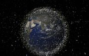 Er cirkelen duizenden grote en kleine stukken ruimteafval in een baan om de aarde. beeld ESA
