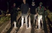 Op 24 juni, in het holst van de nacht,  komen de ontvoerde Derk Bolt (tweede van links) en zijn cameraman Eeugenio Follender (tweede van rechts) vrij. Ze worden geflankeerd door twee ELN-strijders.  beeld AFP, Colombiaanse Ombudsman