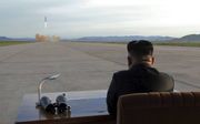 Achter Kims rug gebeuren hoopvolle dingen. beeld EPA