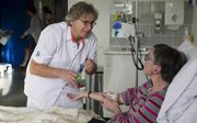 Ruim 35 jaar werkt Betsie de Waard als verpleegkundige in het Albert Zweitzer ziekenhuis in Dordrecht. „Soms heb ik mooie gesprekken, maar vaak is er geen tijd voor.” beeld RD, Anton Dommerholt