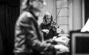 De tweeling Judith (viool) en Tineke (klavecimbel) Steenbrink. beeld Wouter Jansen