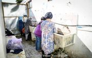 Vluchtelingen op Lesbos. „De sanitaire voorzieningen zijn abominabel. Er is een groot watergebrek.” beeld Yolanda Visser