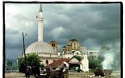 Straatbeeld met kerk en moskee in Kosovo. beeld RD, Sjaak Verboom