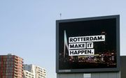 Een groot scherm in Rotterdam vertoont de slogan waarmee de stad zich op de kaart wil zetten. Deskundigen van onder meer de ANWB zijn bang dat digitale reclame langs de weg bestuurders kan afleiden. beeld ANP, George Mollering