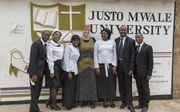 Johanneke Kroesbergen-Kamps (m.) tussen haar studenten aan Justo Mwale Theological University in de Zambiaanse hoofdstad Lusaka. beeld RD