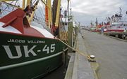 Stakende Urker kotters in de haven van Harlingen  in 2014. De visserij zat toen in een diep dal door een combinatie van dure gasolie en lage visprijzen. Dat jaar kregen 42 extra Nederlandse schepen ontheffing voor de pulsvisserij, die onder meer tot een f