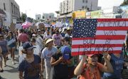 Immigranten demonsteren in Los Angeles tegen het vreemdelingenbeleid van Trump. Hij wil onder andere een hek tussen Mexico en de VS bouwen. beeld AFP, Eugene Garcia