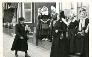 Mejuffrouw Hendriks begroet een aantal vrouwen in Kampereilander klederdracht. beeld Stadsarchief Kampen