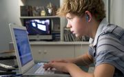 Artsen slaan alarm over de kromme ruggen van jongeren achter computerschermen. Ze zien steeds vaker spierverkortingen, zogeheten ‘gameboyruggen’.  beeld iStock