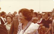 Bezoek aan de evacués van de gifwijk in Lekkerkerk op zaterdag 14 juni 1980. beeld J. Passchier
