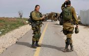 Israëlische soldaten blokkeerden zaterdag een toegangsweg naar de hoogvlake van Golan, nadat een Israëlische F16 was neergehaald.  beeld AFP, Jalaa Marey