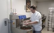Bart Schipper in zijn chocolaterie in Bruinisse. beeld Sjaak Verboom