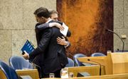 „Hoe bevriend Rutte en Zijlstra waren, bleek wel uit het vertoon van openbare innigheid na Zijlstra’s emotionele aftreden in de Tweede Kamer.” beeld ANP, Martijn Beekman