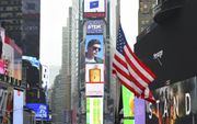 „Het is een Amerikaans principe dat iemand uiteindelijk zelf zijn gezinsleden, zichzelf en zijn goederen moet kunnen beschermen.” Foto: een Amerikaanse vlag hangt halfstok in New York, na het schietincident op een school in Florida. beeld AFP, Timothy A. 