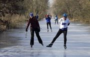 Schaatsen op natuurijs is dinsdag in Nederland op nog maar weinig plaatsen mogelijk. Bij de Overijsselse Weerribben wagen diverse schaatsers zich op het krakende ijs. beeld Ruud Ploeg
