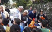 De gemeente schenkt jaarlijks schoenen aan de armste kinderen van Alanya. beeld RD