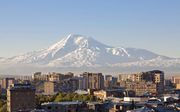 „Het zou beter zijn als de intensieve lobby door met name rijke Armeniërs in de Verenigde Staten zich zou richten op investeringen in Armenië.” Foto: de Armeense hoofdstad Jerevan, met op de achtergrond de berg Ararat. beeld iStock