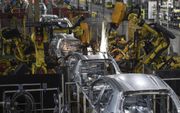 „Globalisering en automatisering zijn de arbeidsmarkt op een ontwrichtende manier aan het veranderen. Een blik in een moderne autofabriek zegt genoeg; overal robots.” Foto: Robots in de fabriek van PSA Peugeot Citroen in het Franse Mulhouse. beeld AFP, Sé