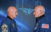 Tweelingbroers Scott en Mark Kelly waren proefkonijn voor, tijdens en na Scotts jaarlange ruimtemissie. beeld NASA,  Robert Markowitz