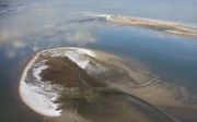 Het besneeuwde Waddeneiland Zuiderduintjes.  beeld Flying Focus