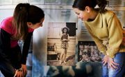 Leerlingen bekijken een expositie over Anne Frank in Maassluis, die samen met de Hongaarse zusterstad Hatvan werd opgezet. beeld ANP, Robin Utrecht