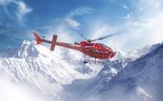Een Airbus AS350 van het Noorse luchtvaartbedrijf Heli-Team scheert langs de witbesneeuwde bergtoppen van Noord-Noorwegen. beeld Heli-Team