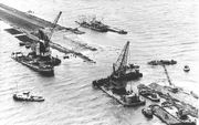 Op 28 mei 1932 werd het laatste gat in de Afsluitdijk gedicht. Cornelis Lely maakte dit niet meer mee. beeld ANP